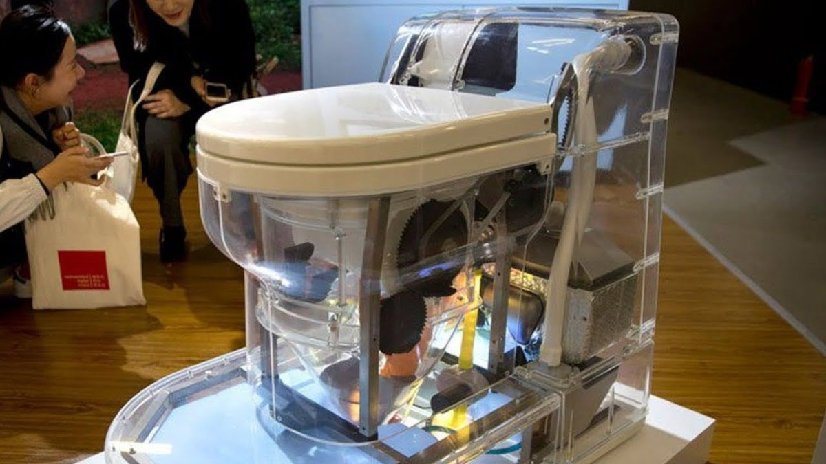 Bên cạnh đó, quỹ của vợ chồng Bill Gates cũng tự đầu tư nghiên cứu một loại bồn cầu kiểu mới không cần nước, xử lý chất thải không để lại mùi, có thể tách nước khỏi phân và cứu sống hàng triệu người trên thế giới đồng thời tiết kiệm 233 tỷ USD/năm. Ảnh: Youtube.