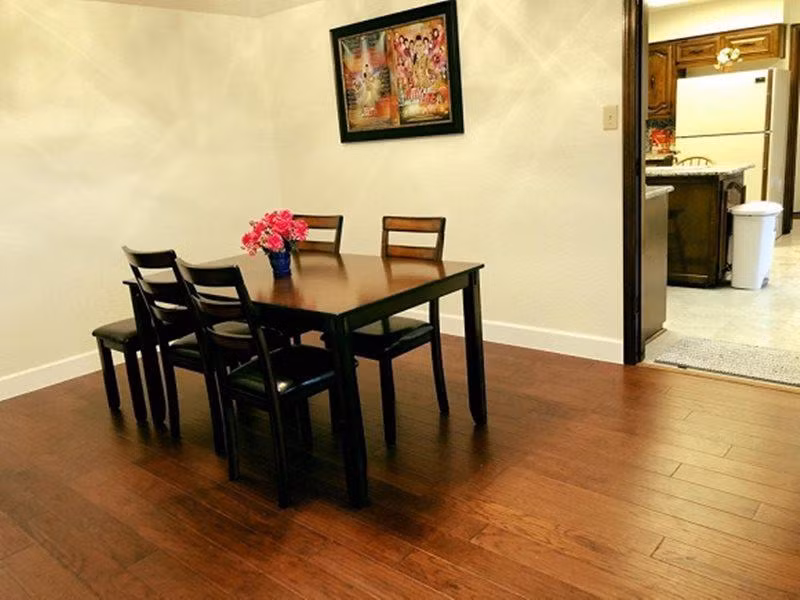 Đồ dùng trong nhà không quá cầu kì, mang lại cảm giác thoải mái ấm cúng.