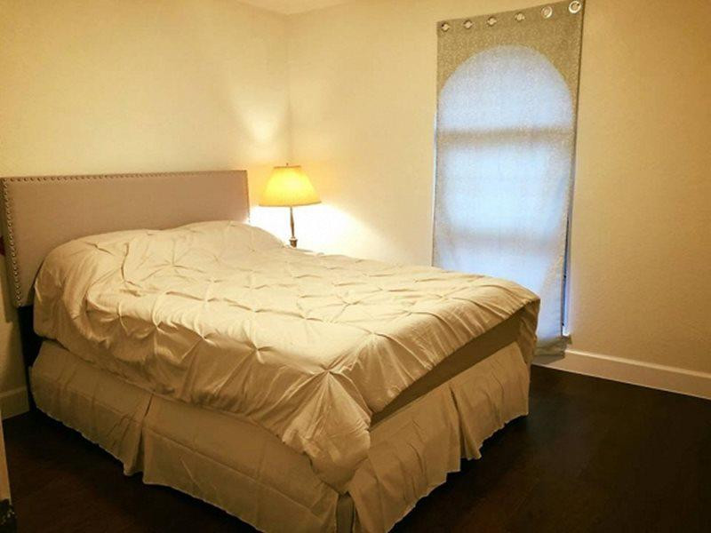 Ngôi nhà ấm áp có nhiều phòng ngủ dành cho các nghệ sĩ, phòng ăn, bếp và phòng khách cũng sang trọng, sạch sẽ không thua khách sạn.