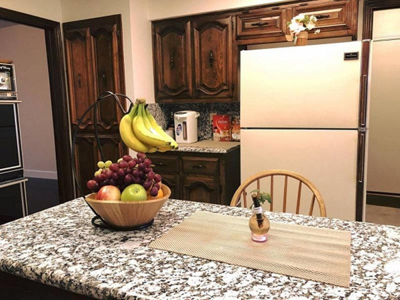 Ngôi nhà gồm năm phòng và có khoảng sân vườn khá rộng. Hồng Ngọc dự định thiết kế thêm hồ bơi cho các con có chỗ vui chơi.