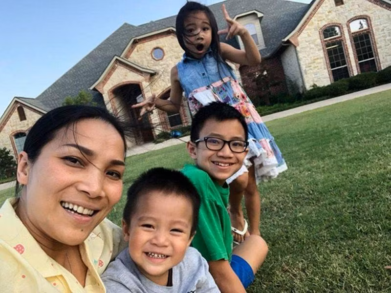 Bên ngoài căn nhà của Hồng Ngọc mát mẻ, thoáng đãng với bãi cỏ rộng cho các con vui chơi.