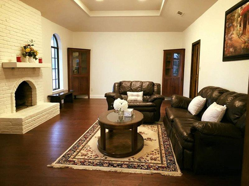 Mới đây, Hồng Ngọc tiết lộ đã mua lại một căn hộ ở thành phố Dallas, Texas, Mỹ. Căn hộ mới của nữ ca sĩ được chủ cũ thiết kế theo phong cách châu Âu cổ điển.