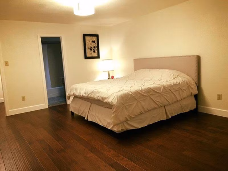 Cũng với mong muốn các nghệ sĩ có cảm giác thoải mái như khi ở Việt Nam nên ông bầu Thomas Nguyễn và Hồng Ngọc đã quyết định thiết kế ngôi nhà dành cho các sao Việt khi đi lưu diễn ở Mỹ.