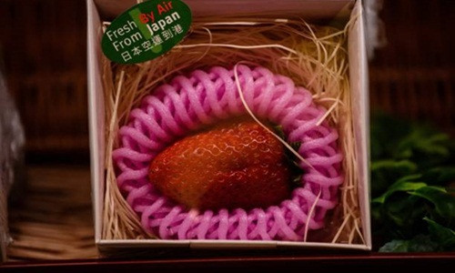 Đây là loại dâu tây đắt giá nhất thế giới, từng được bán vào các mùa Valentine tại Hong Kong, Trung Quốc với giá 22 USD mỗi hộp một quả. Ảnh: Getty Images.