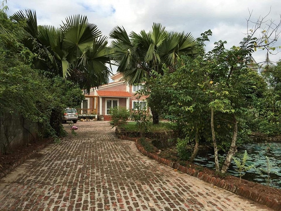 Lối vào lát gạch mộc mạc. Ảnh: Nld.