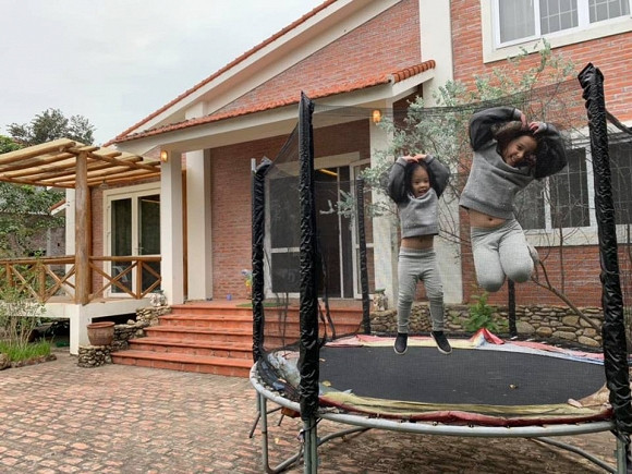 Với diện tích rộng, các con của Hồng Đăng thoải mái không gian để vui chơi ngay tại sân nhà. Ảnh: Nld.