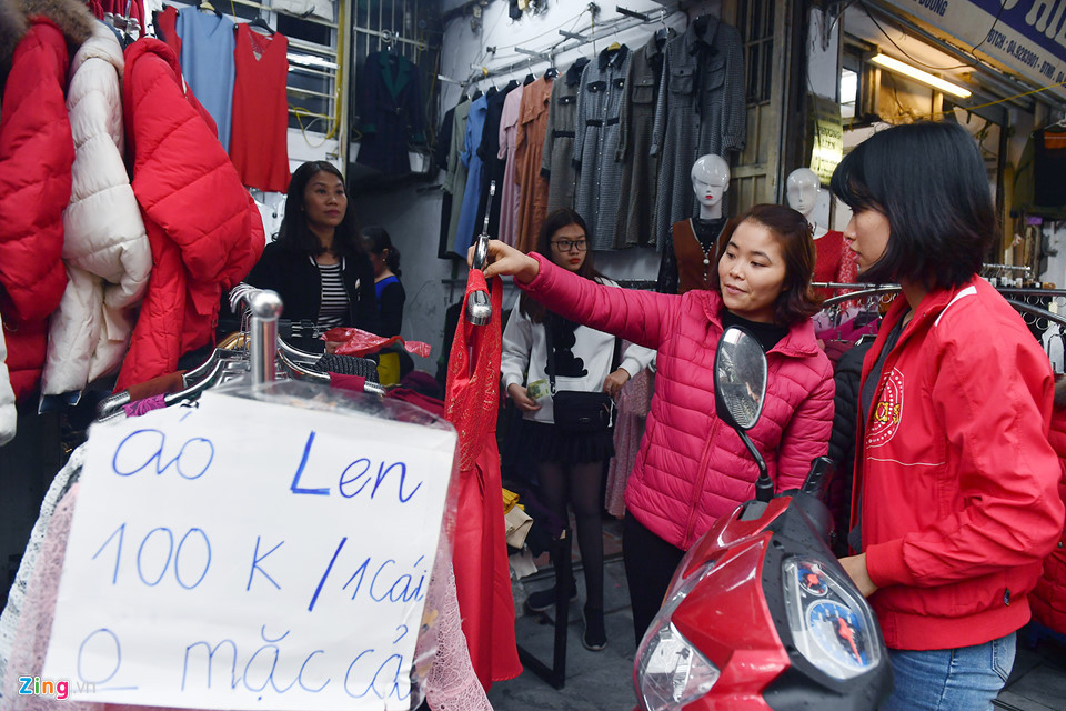 Trục phố thời trang Hàng Đào, Hàng Đường cũng là nơi bán nhiều loại quần áo giá rẻ không tưởng, khiến nhiều người e ngại. Có những chiếc áo len nhìn không biết là cũ hay mới, giá chỉ 100.000 đồng.