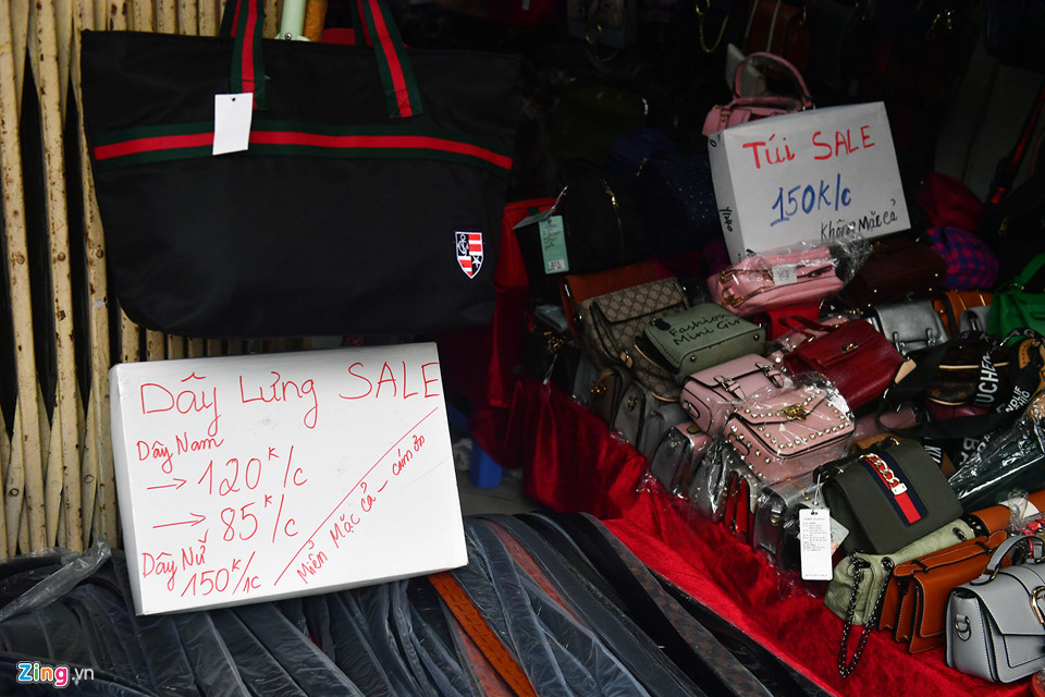 Không chỉ chị Băng mà còn nhiều cửa hàng khác cũng "tuyên bố" miễn mặc cả.