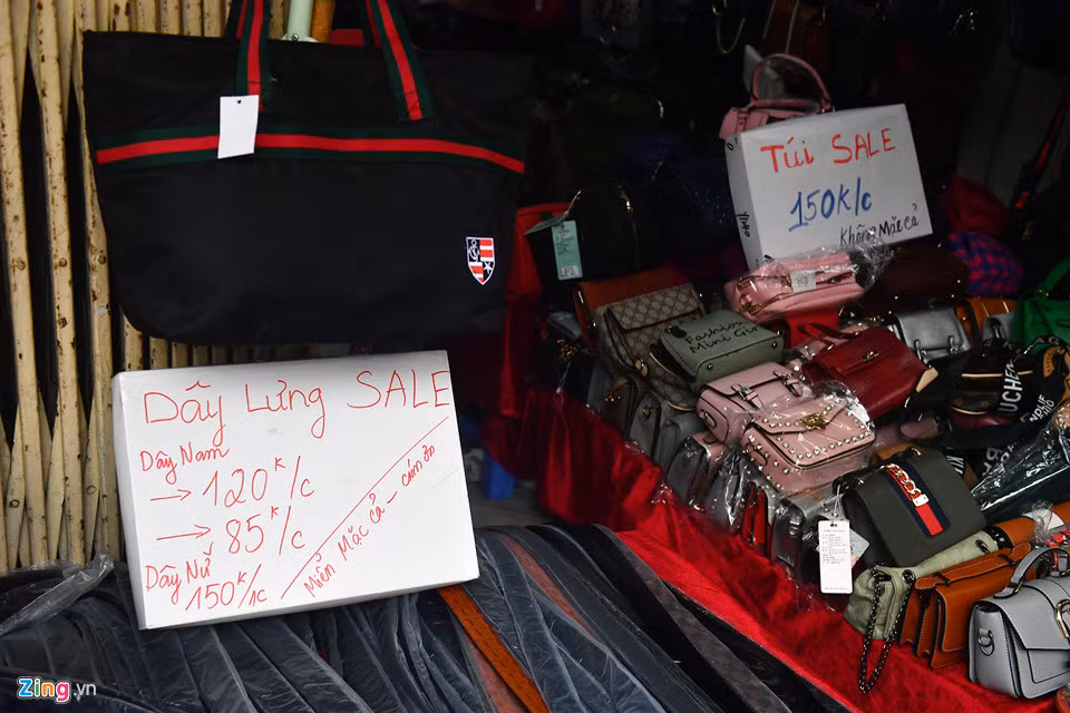 Không chỉ chị Băng mà còn nhiều cửa hàng khác cũng "tuyên bố" miễn mặc cả.