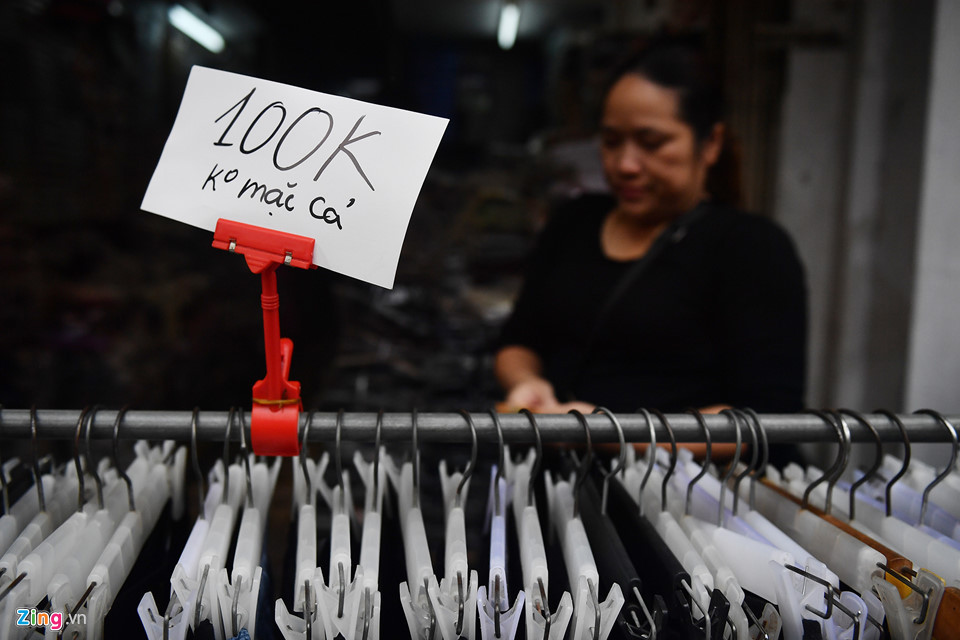 Chị Băng (trong ảnh), một chủ tiệm thời trang trên phố Hàng Đường (quận Hoàn Kiếm, Hà Nội) cho biết năm nay thời tiết dịp Tết không lạnh khiến kế hoạch kinh doanh của chị "phá sản". Quần áo chị nhập về hầu như không bán được, có những loại giảm xuống 100.000 đồng/chiếc vẫn không ai hào hứng mua.
