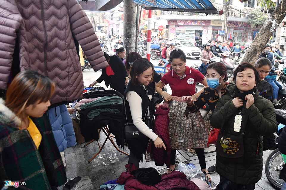 Những mặt hàng bày bán trên vỉa hè tràn lan và giá rẻ như vậy thu hút khá nhiều chị em tới tìm mua diện Tết.