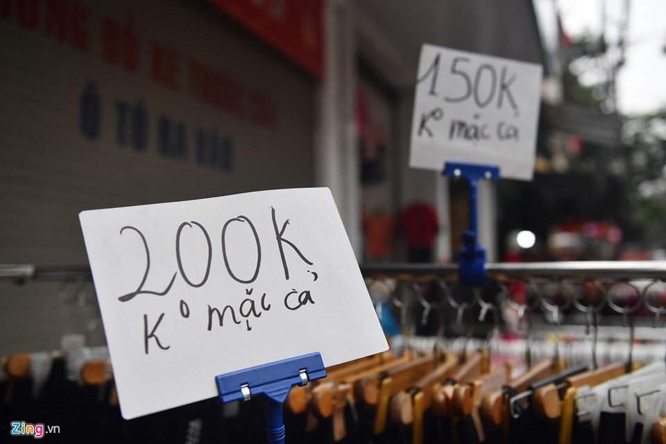 Đã giảm giá rẻ không thể rẻ hơn được nữa rồi mà vẫn có người kỳ kèo bớt xén, bực cả mình, tôi treo biển như thế này đỡ trả lời mệt đầu", chị nói.