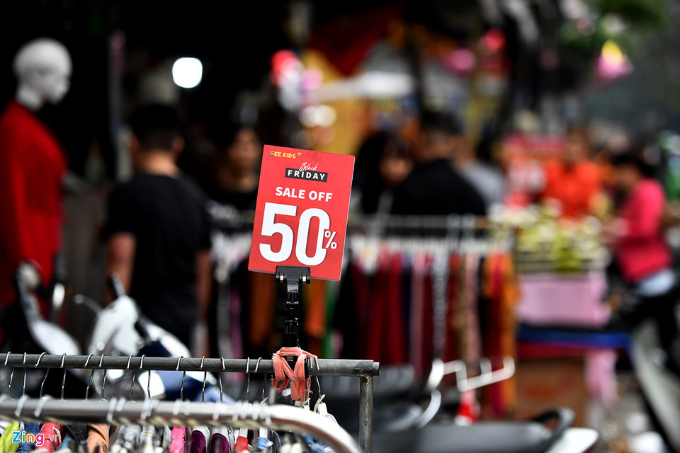 Ảnh chụp đúng ngày thứ 6 thật nhưng không phải dịp Black Friday - thứ 6 cuối cùng của tháng 11. Khi được hỏi, người bán hàng nói rằng có thì treo tạm và họ có giảm giá 50% cho khách thật.