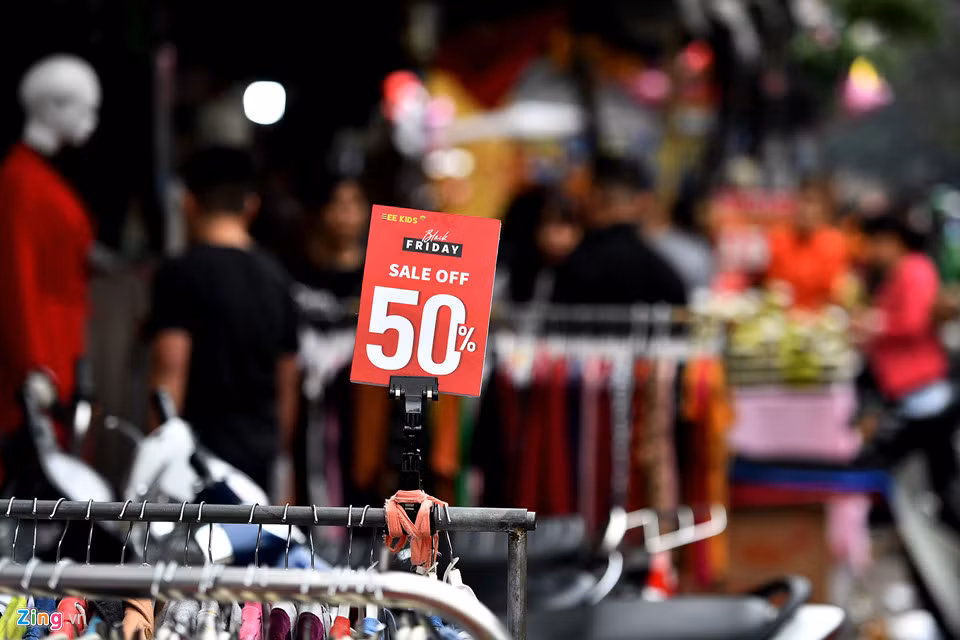 Ảnh chụp đúng ngày thứ 6 thật nhưng không phải dịp Black Friday - thứ 6 cuối cùng của tháng 11. Khi được hỏi, người bán hàng nói rằng có thì treo tạm và họ có giảm giá 50% cho khách thật.