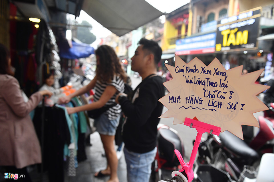 Một cửa hàng cảnh báo khách sau khi có nhiều người nháo nhào xem và thử đồ rồi vứt bỏ đi chỗ khác.