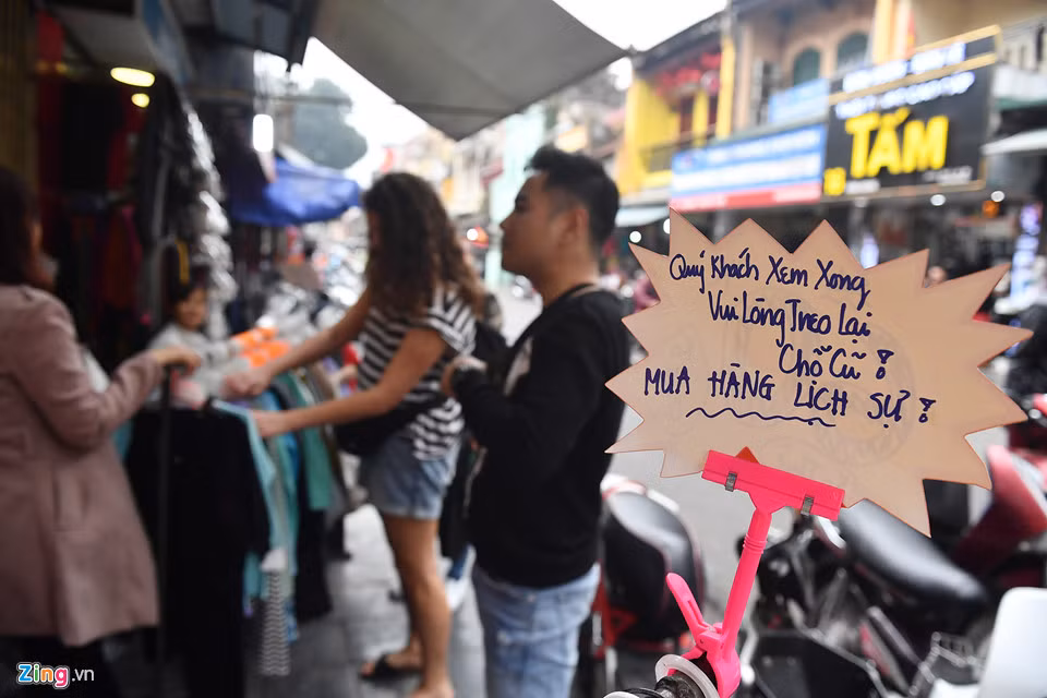 Một cửa hàng cảnh báo khách sau khi có nhiều người nháo nhào xem và thử đồ rồi vứt bỏ đi chỗ khác.