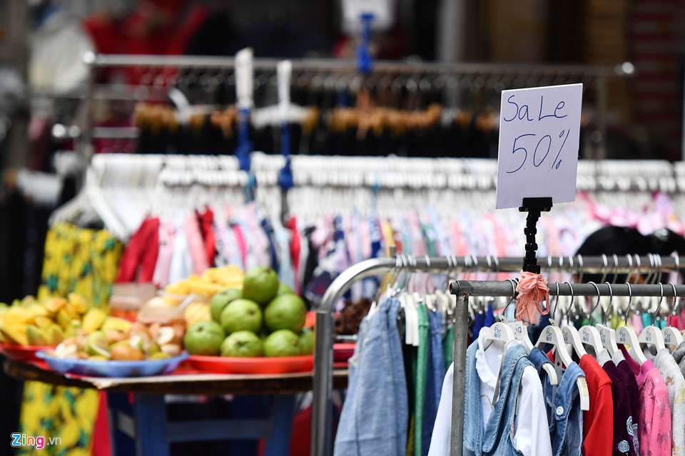 Một trong những hàng sale rất nhếch nhác, bày tràn ra vỉa hè cùng mâm cóc xoài ổi, chữ viết rất tạm bợ, đúng chất sale vỉa hè. Tuy nhiên, ở mỗi chiếc áo không có dán giá, thực tế khi mua khách không biết số tiền mình phải trả đã được giảm hay chưa.