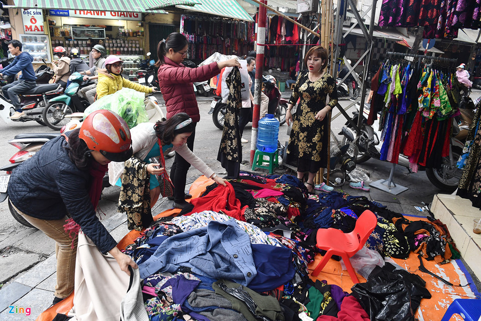 Hàng bán áo cách tân ở ngã tư Ngõ Gạch có những chiếc chỉ từ 150.000 đồng. Nếu mua nhiều được giảm giá hơn nữa.