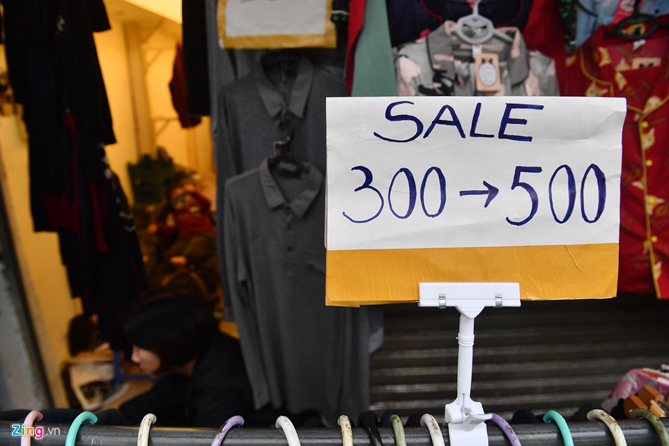 Thông thường hàng hiệu sale vào dịp đặc biệt, họ sẽ giảm giá từ 20 - 70% tùy loại. Nhưng theo cách giải thích của người bán hàng ở phố cổ Hà Nội, ở đây có nhiều mặt hàng khác nhau, và không phải loại nào cũng bán kiểu sale như bảng quảng cáo vẽ nguệch ngoạc.