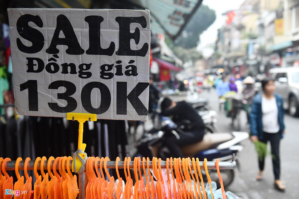 Một trong những cửa hàng trên phố Hàng Đào treo biển quảng cáo ngày cận Tết. Theo đó họ vừa sale, vừa đồng giá 130k nhưng không khách nào hiểu sale bao nhiêu phần trăm.