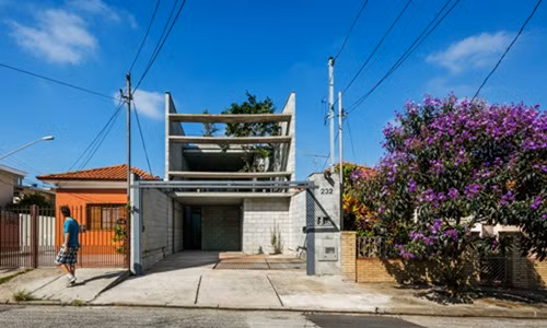 Nha 2 tang an tuong voi vuon nuoc trong treo