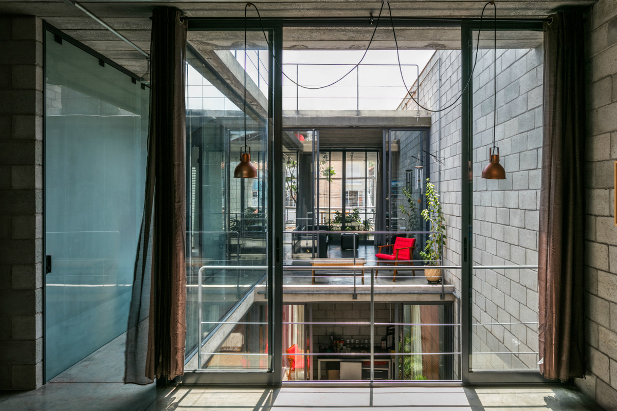 Điểm khác biệt nữa trong ngôi nhà 2 tầng là phòng ngủ bố trí ở tầng trệt, trong khi phòng khách ở tầng trên.