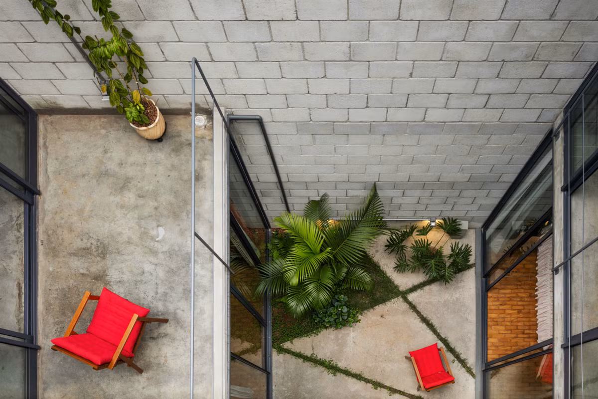 Sân trong là nơi lấy gió và ánh sáng cho các phòng.