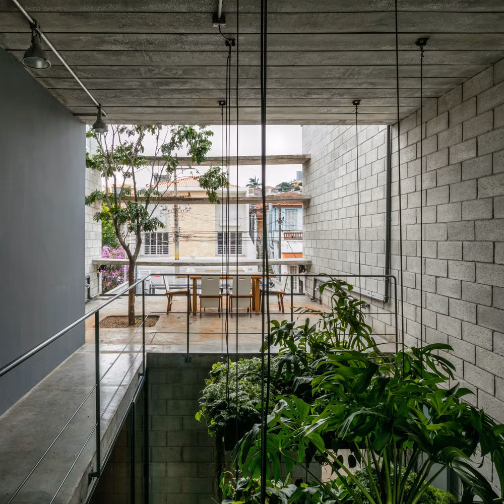 Cây xanh được đưa vào vị trí mặt tiền tầng 2 như một điểm nhấn ấn tượng trong tổng thể thô mộc của khối nhà gạch không nung.