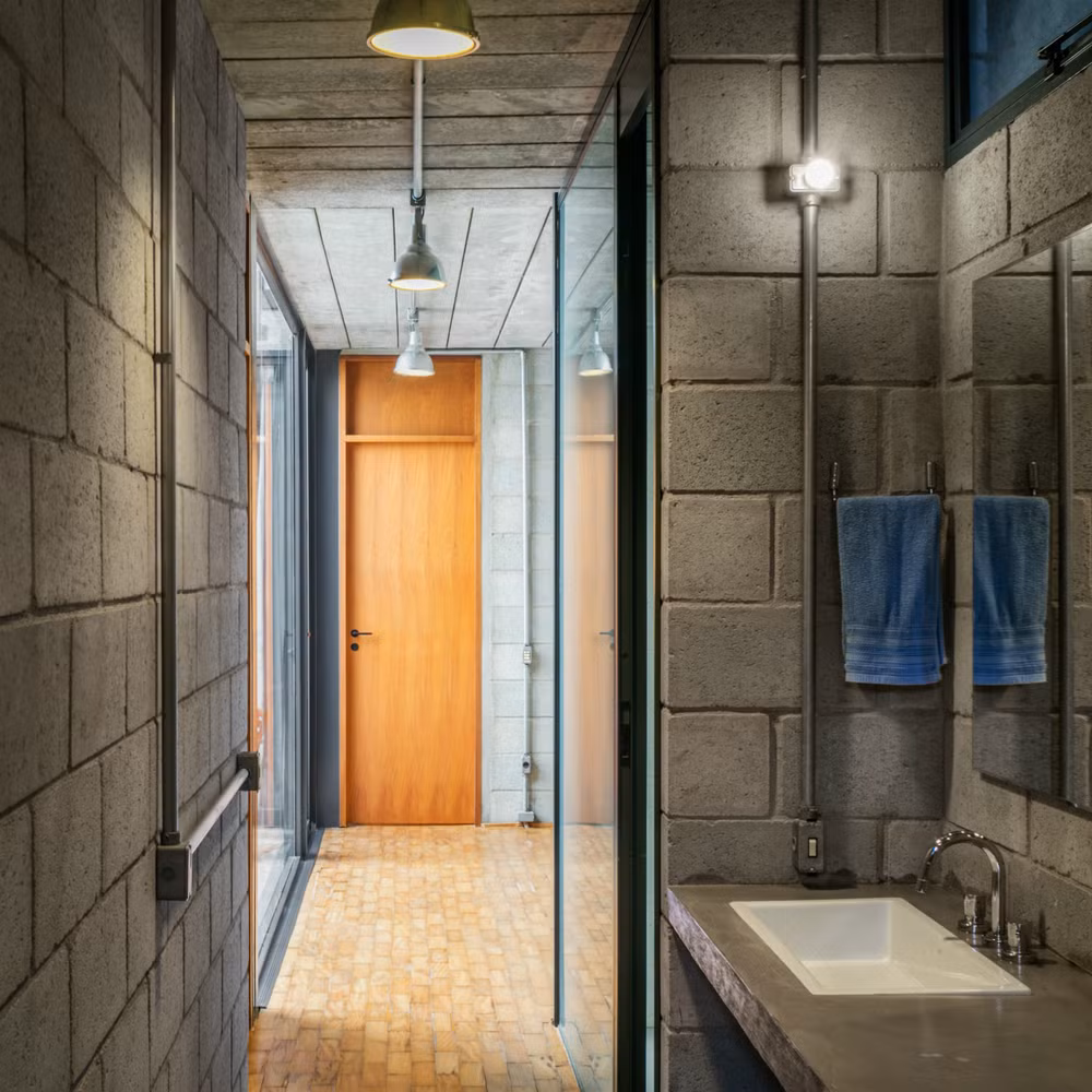 Phòng tắm mộc mạc nhưng hiện đại.