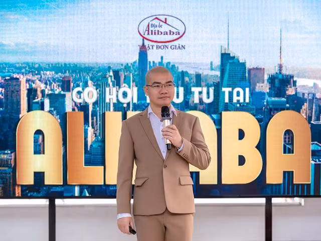 Chưa hết, Nguyễn Thái Luyện còn tuyên bố trước nhân viên: "Địa ốc Alibaba chưa bao giờ nói dối, tôi chưa bao giờ nói không đúng sự thật". Ảnh: Diaocalibaba. Video: Vụ địa ốc Alibaba, Bộ công an vào cuộc. Nguồn: VTC1.