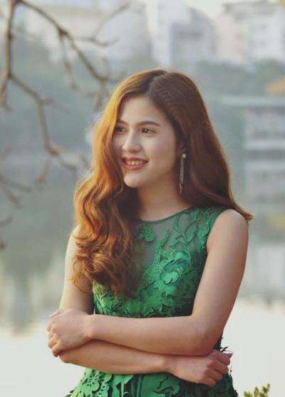 Người đẹp sở hữu phong cách thời trang trẻ trung và thời thượng. Ảnh: Giadinhnet.