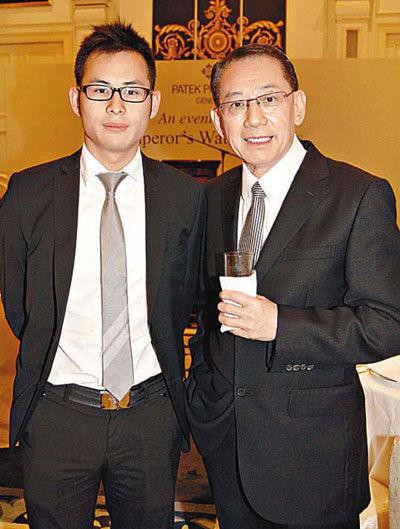 Dương Chính Long là cậu ấm thứ 2 của ông trùm Dương Thụ Thành - CEO của Công ty giải trí Anh Hoàng. Hiện tại Dương Chính Long đang phụ trách mảng tài chính và bất động sản của công ty. Năm ngoái, anh chàng mới được bổ nhiệm chức vụ Giám đốc với mức lương khủng hơn 2,4 triệu tệ (8 tỷ đồng)/năm, được kỳ vọng sẽ là người nối nghiệp bố.