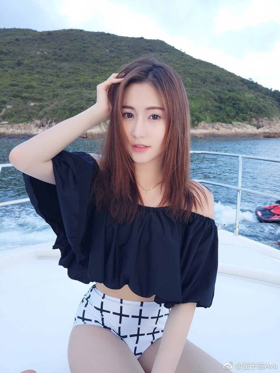 Còn Hoàng Tử Phi cũng là một trong những hot girl đình đám trên mạng xã hội Trung Quốc. Cô sở hữu gương mặt xinh xắn, vẻ đẹp ngây thơ nhưng thân hình vô cùng nóng bỏng.