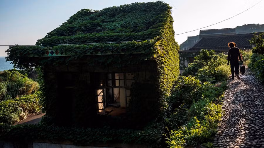 Trong nhà, nhiều đồ gia dụng vẫn còn giữ nguyên dáng vẻ ban đầu.