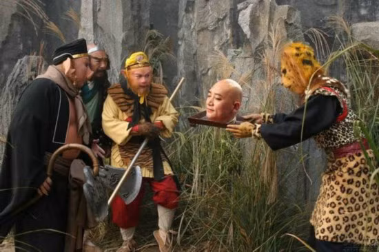 32 năm trước, ê kíp Tây Du Ký 1986 không thể ngờ được bộ phim được quay suốt 4 năm với số kinh phí ít ỏi lại thành công và trở thành tác phẩm kinh điển trong lịch sử điện ảnh Trung Quốc. Thế nhưng ít ai biết rằng những phép biến hóa, khinh công lại đươc xử lý bằng kỹ xảo nghèo nàn, thô sơ.