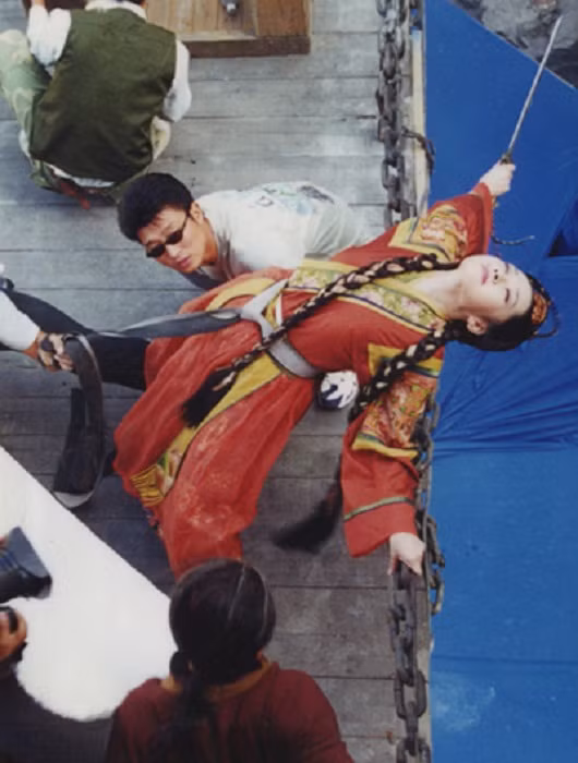 Hứa Tình (vai Nhậm Doanh Doanh) cũng gặp phải rất nhiều khó khăn vì phải tự thực hiện những cảnh quay võ thuật. Ê kíp làm phim đã phải tổng lực hỗ trợ cho nữ diễn viên trong các cảnh quay yêu cầu cao này.