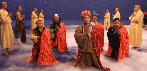 Cảnh bốn thầy trò bái Phật tổ với tấm phông nền xanh kỹ xảo đơn giản lúc bấy giờ. "Nếu có thể quay lại, chúng tôi hy vọng làm tốt hơn thế. Nhiều lúc xem phim, tôi còn cảm thấy xấu hổ", Lục Tiểu Linh Đồng nói.