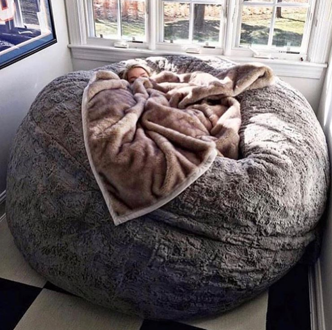 Không thể không thoải mái với giường êm Lovesac. Nguồn ảnh: Brightside.