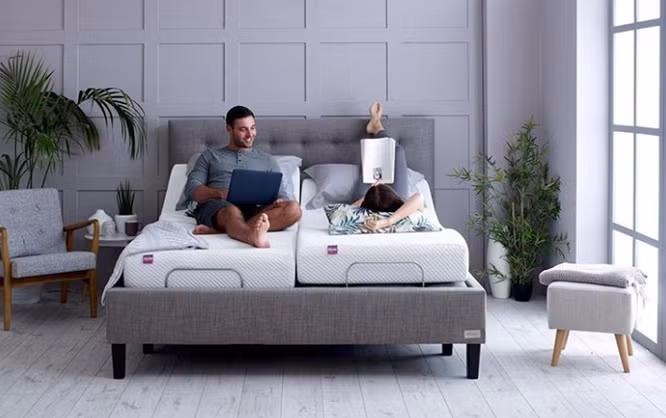 Giường chống ngáy có thể điều khiển bằng phần mềm kết nối trên smartphone, đảm bảo sự thoải mái tối ưu.