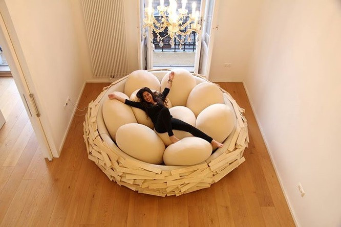 Giường ngủ cho giấc ngủ thoải mái với thiết kế tổ chim khổng lồ.