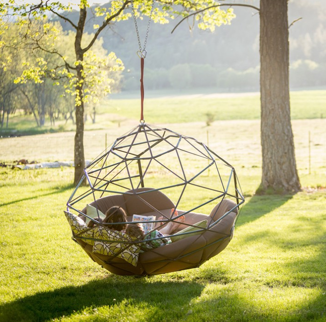 Xích đu và giường kết hợp tạo "combo" cực kỳ thoải mái.