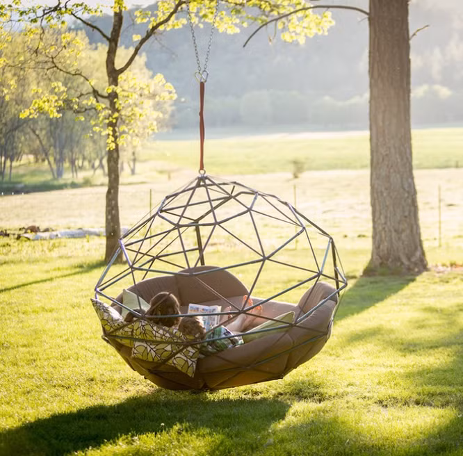 Xích đu và giường kết hợp tạo "combo" cực kỳ thoải mái.