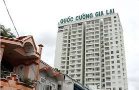 Vợ chồng Lầu Đức Duy là những doanh nhân có tiếng trong lĩnh vực kinh doanh lưu trú tại Sài Gòn, nắm trong tay loạt khách sạn hạng sang ở trung tâm Quận 1 như Amena Apartment (24 Lê Thánh Tông), Khách sạn Lavender (47-49-51 Lê Anh Xuân), Lavender Boutique (200-212 Lý Tự Trọng), Khách sạn Lavender Central (208-210 Lê Thánh Tôn)... Ông Duy cùng với vợ mình cũng là một trong những chủ nợ hào phóng và quen mặt của QCG.