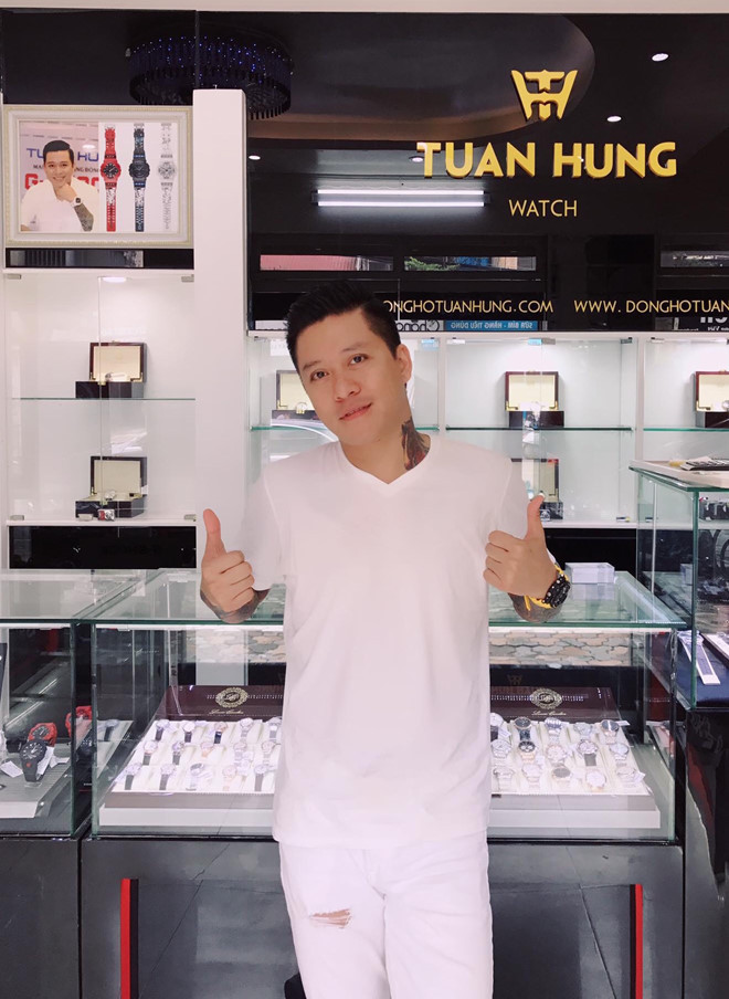 Bên cạnh đó, anh còn sở hữu một quán cà phê là nơi để hát cho người hâm mộ và một cửa hàng bán đồng hồ cao cấp. Ảnh: FBNV