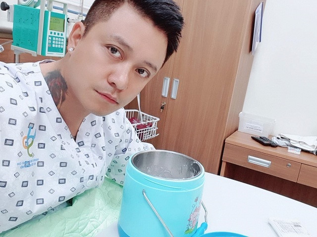 Mới đây, trên trang cá nhân, Tuấn Hưng đăng tải hình ảnh anh nằm trên giường bệnh. Qua kiểm tra, bác sĩ kết luận nam ca sĩ bị hở van tim cấp độ nhẹ. Ảnh: FBNV.
