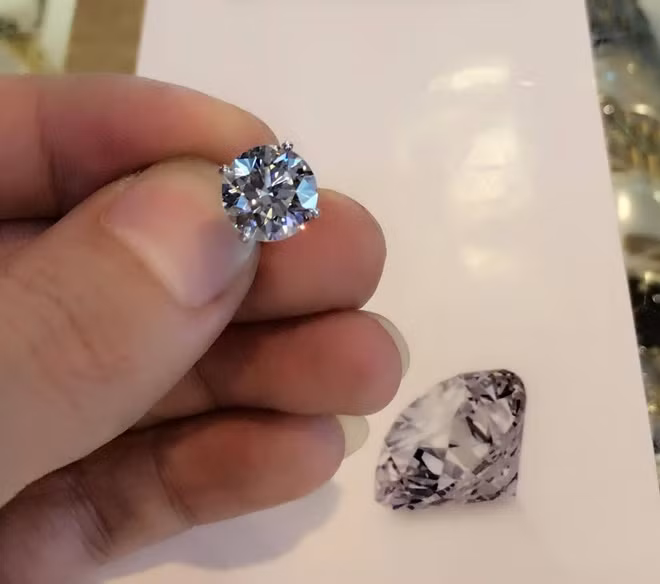 Dịp sinh nhật lần thứ 40, nam ca sĩ Tuấn Hưng tự thưởng cho mình viên kim cương cỡ "khủng" trị giá 300.000 USD, tương đương 7 tỷ đồng. Ảnh: Dân Việt.