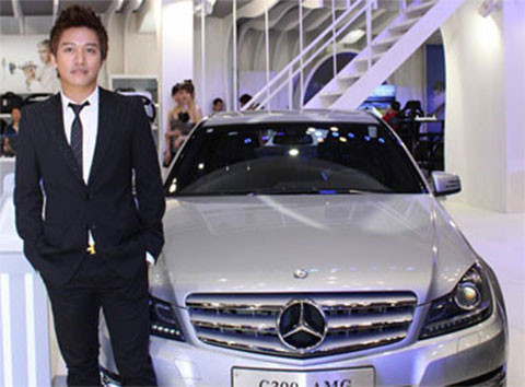 Trước đó, Tuấn Hưng từng sở hữu nhiều chiếc xe có giá trị như Range Rover Evoque (gần 8 tỷ đồng), Mercedes-Benz S400 (gần 4 tỷ đồng). Ảnh: Bongdaplus.