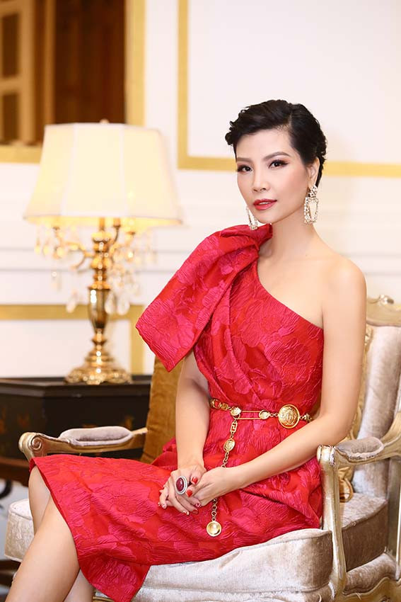 Vũ Cẩm Nhung sinh năm 1976. Chị từng là siêu mẫu thế hệ đầu trong nước. Khi sự nghiệp đang thăng hoa, cựu siêu mẫu Vũ Cẩm Nhung từ bỏ nghiệp người mẫu và những vai diễn điện ảnh để lấy chồng và kinh doanh.