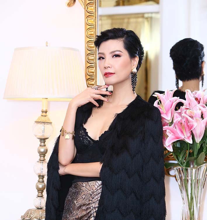 Ở tuổi 42 và có hai con, siêu mẫu vẫn giữ được sắc vóc lôi cuốn. Vũ Cẩm Nhung cho biết ngoài tuân theo chế độ ăn uống khoa học, đủ chất, giảm thiếu các loại thực phẩm không tốt cho sức khoẻ, chị còn duy trì việc tập luyện hàng tuần.