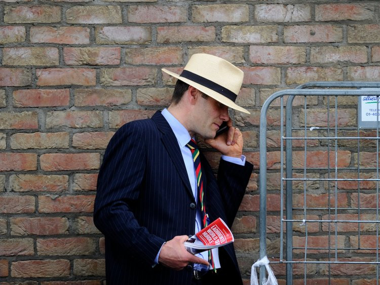 Nghiên cứu cho thấy, người giàu ngủ ít hơn gần 8 tiếng và làm việc nhiều hơn 6 tiếng mỗi tuần so với bình thường.